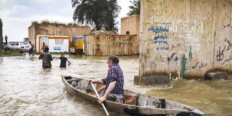 Hombre remando en una canoa en Irán