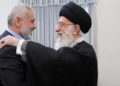 El líder supremo de Irán, Alí Jamenei (izq.) junto al líder de Hamás, Ismail Haniyeh