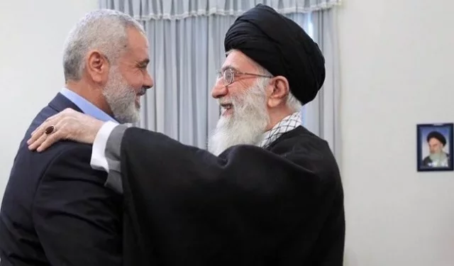El líder supremo de Irán, Alí Jamenei (izq.) junto al líder de Hamás, Ismail Haniyeh