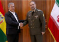El ministro de Defensa de Bolivia, Edmundo Novillo Aguilar (izq.) junto a su homólogo iraní, Reza Ashtiani
