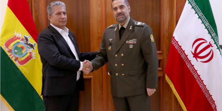 El ministro de Defensa de Bolivia, Edmundo Novillo Aguilar (izq.) junto a su homólogo iraní, Reza Ashtiani