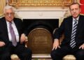 El presidente de Turquía, Tayyip Erdogan (derecha) junto a su homólogo palestino, Mahmoud Abbas