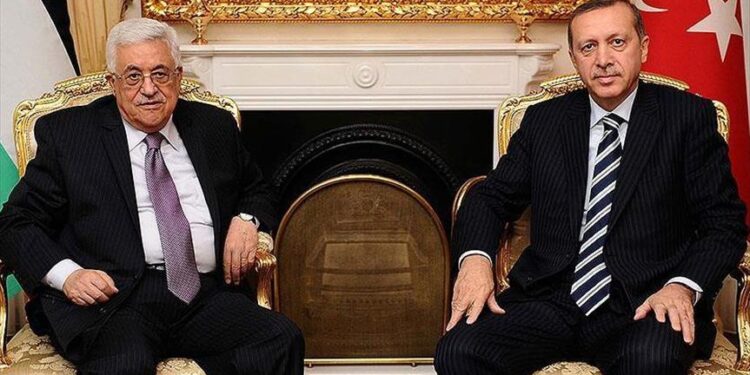 El presidente de Turquía, Tayyip Erdogan (derecha) junto a su homólogo palestino, Mahmoud Abbas