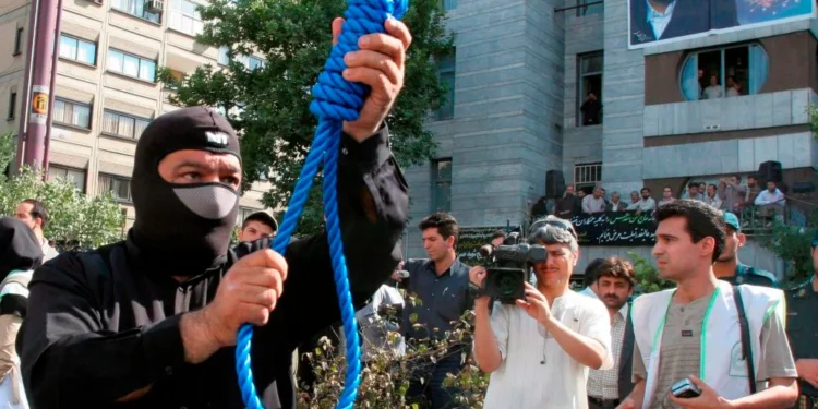 Verdugo iraní ajustando la horca