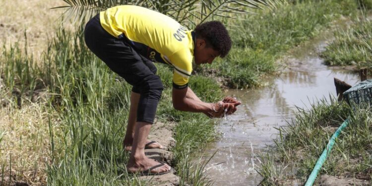 Hombre tomando agua