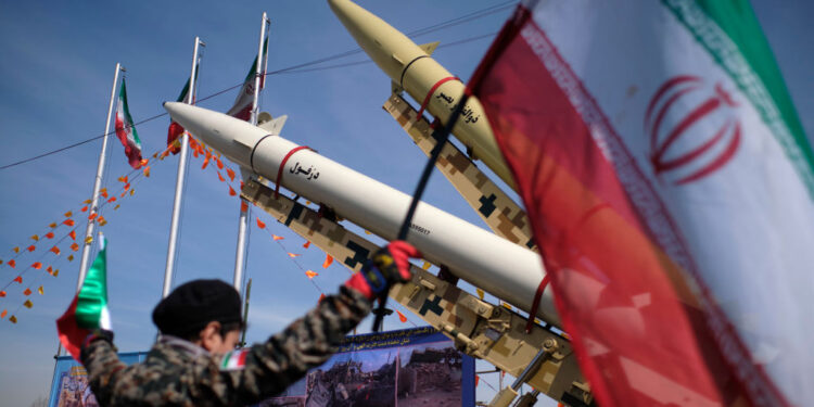 Soldado iraní junto a misiles