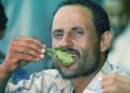 Hombre consumiendo khat