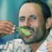 Hombre consumiendo khat