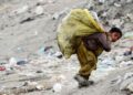 Niño iraní cargando una bolsa