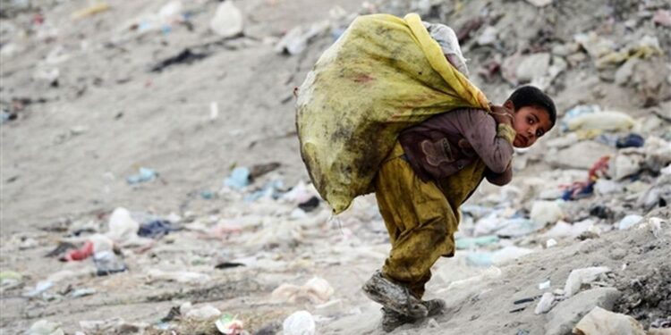 Niño iraní cargando una bolsa