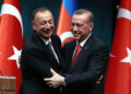 El presidente de Turquía, Tayyip Erdogan (derecha) junto a su homólogo azerbaiyano, Ilham Aliev