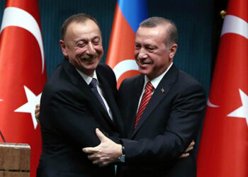 El presidente de Turquía, Tayyip Erdogan (derecha) junto a su homólogo azerbaiyano, Ilham Aliev