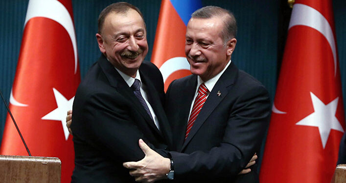 El presidente de Turquía, Tayyip Erdogan (derecha) junto a su homólogo azerbaiyano, Ilham Aliev