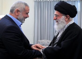 El líder supremo de Irán (derecha) junto al jefe de Hamás, Ismail Haniyeh