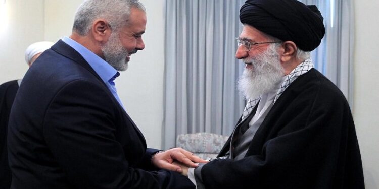 El líder supremo de Irán (derecha) junto al jefe de Hamás, Ismail Haniyeh