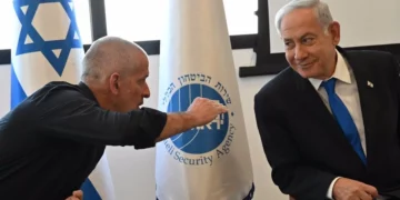 El primer ministro de Israel, Benjamin Netanyahu (derecha) junto al jefe del Shin Bet, Ronen Bar