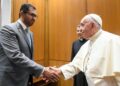 El papa Francisco (derecha) junto al presidente de la COP28, sultán Al Jaber