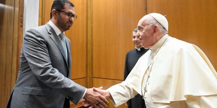 El papa Francisco (derecha) junto al presidente de la COP28, sultán Al Jaber