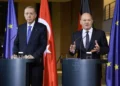 El presidente de Turquía, Tayyip Erdogan (izq.) junto al canciller alemán, Olef Scholz