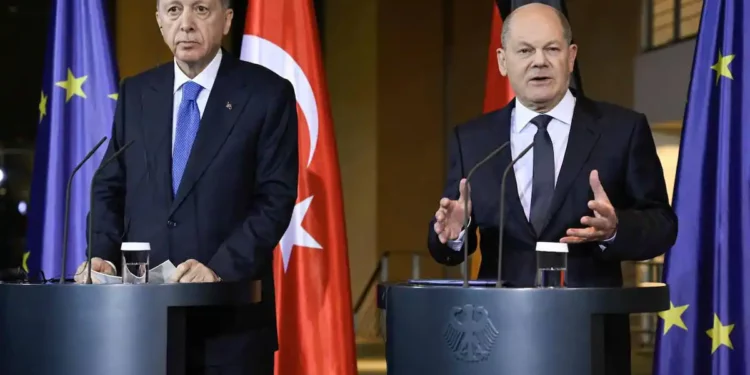 El presidente de Turquía, Tayyip Erdogan (izq.) junto al canciller alemán, Olef Scholz