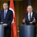El presidente de Turquía, Tayyip Erdogan (izq.) junto al canciller alemán, Olef Scholz