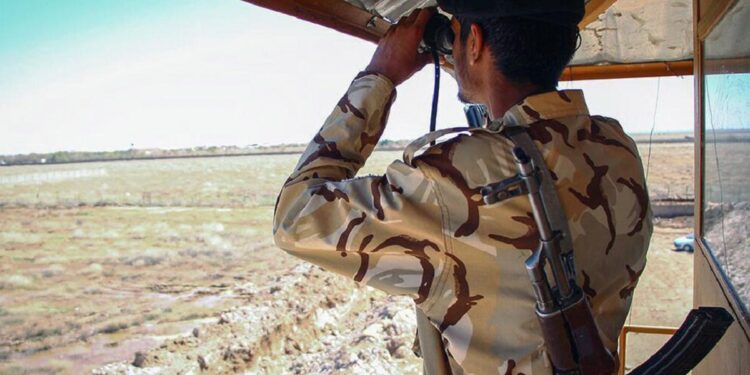 Soldado iraní en puesto fronterizo