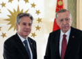 El secretario de Estado de EE.UU., Antony Blinken (izq.) junto al presidente de Turquía, Tayyip