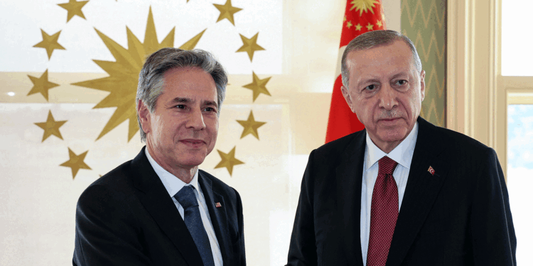 El secretario de Estado de EE.UU., Antony Blinken (izq.) junto al presidente de Turquía, Tayyip