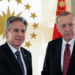 El secretario de Estado de EE.UU., Antony Blinken (izq.) junto al presidente de Turquía, Tayyip
