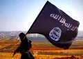 Miembro de ISIS con bandera del Estado Islámico
