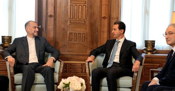 El presidente de Siria, Bashar al Assad (derecha) junto al ministro de Asuntos Exteriores de Irán, Amir-Abdollahian