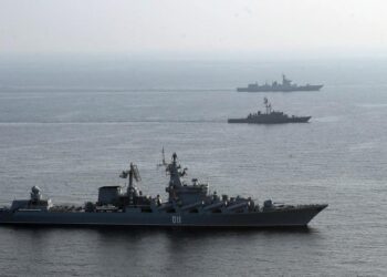 Tres buques militares