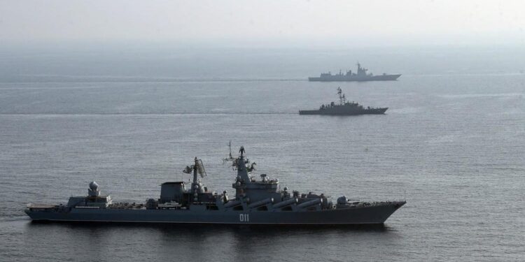 Tres buques militares