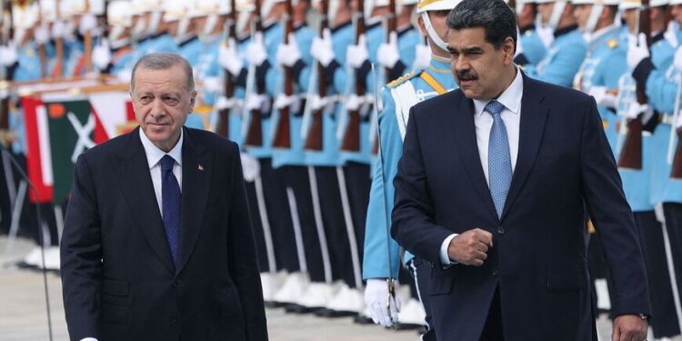 El presidente de Turquía, Tayyip Erdogan (izq.) junto a su homólogo venezolano, Nicolás Maduro
