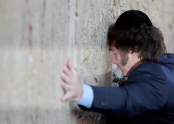 Javier Milei en el Muro de los Lamentos