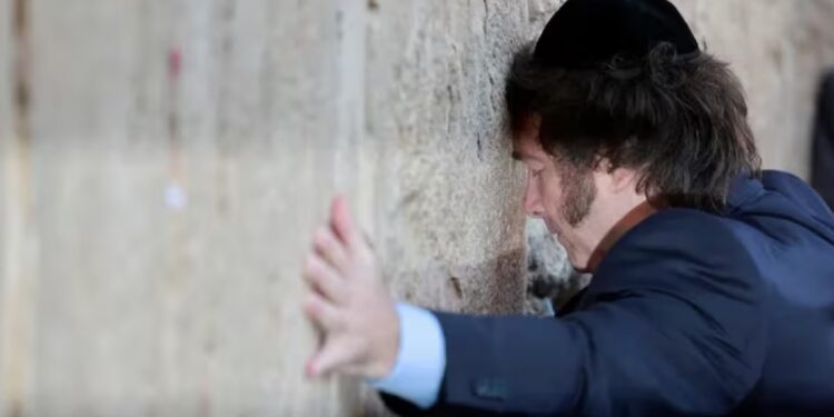 Javier Milei en el Muro de los Lamentos