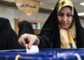 Mujer iraní votando