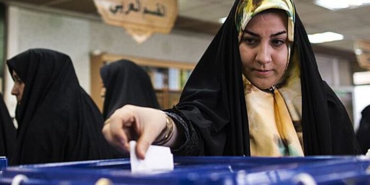 Mujer iraní votando