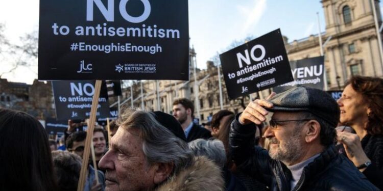 Protestantes en contra del antisemitismo