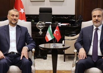 El ministro de Asuntos Exteriores de Irán, Amir Abdollahian (izq.) junto a su homólogo turco, Hakin Fidan