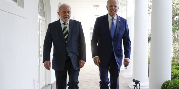 El presidente de EE.UU., Joe Biden (derecha) junto a su homólogo brasilero, Lula da Silva