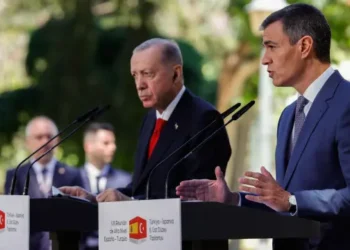 El presidente de Turquía, Tayyip Erdogan (izq.) junto a su homólogo español, Pedro Sánchez