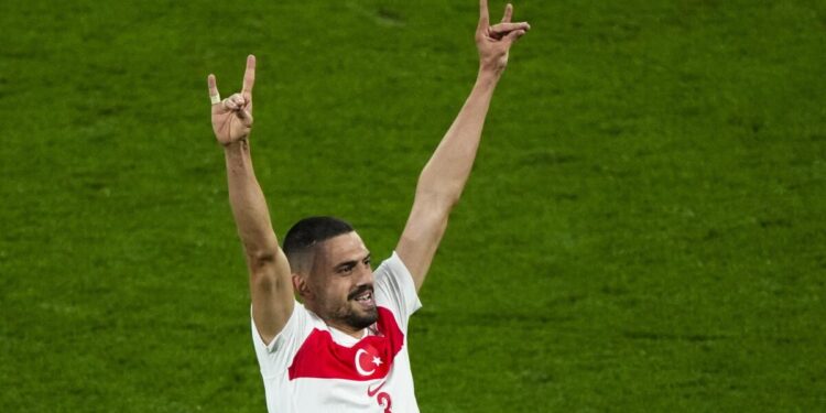 El jugador de la selección de Turquía, Merih Demiral, haciendo gesto racista