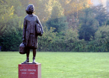 Estatua de Ana Frank en Ámsterdam