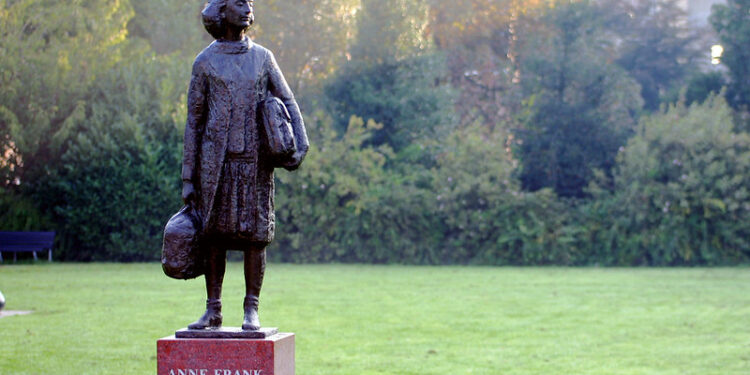 Estatua de Ana Frank en Ámsterdam