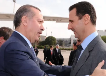 El presidente de Turquía, Tayyip Erdoğan (izq.) junto a su homólogo sirio, Bashar al-Ásad