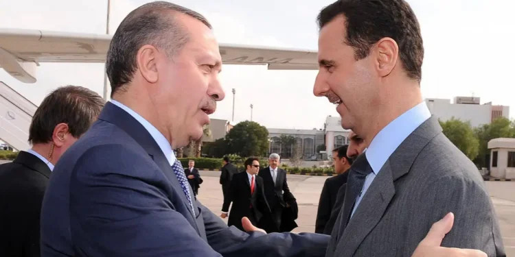 El presidente de Turquía, Tayyip Erdoğan (izq.) junto a su homólogo sirio, Bashar al-Ásad