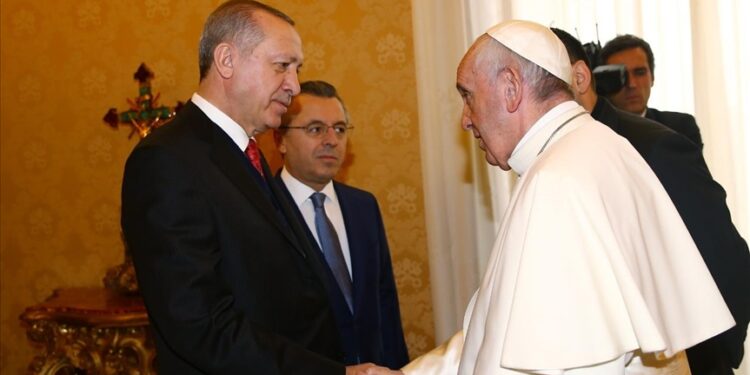Erdoğan habló con el papa Francisco sobre el asesinato del líder de Hamás y de la polémica ceremonia inaugural en París 2024