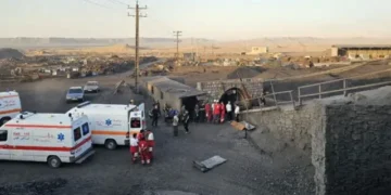 Ambulancias en mina de carbón en Tabas, Irán