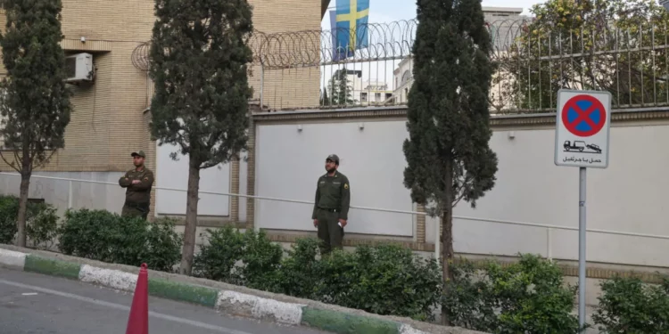 Iran detains Swedish tourist